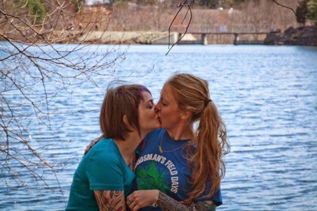 pareja lésbica besándose