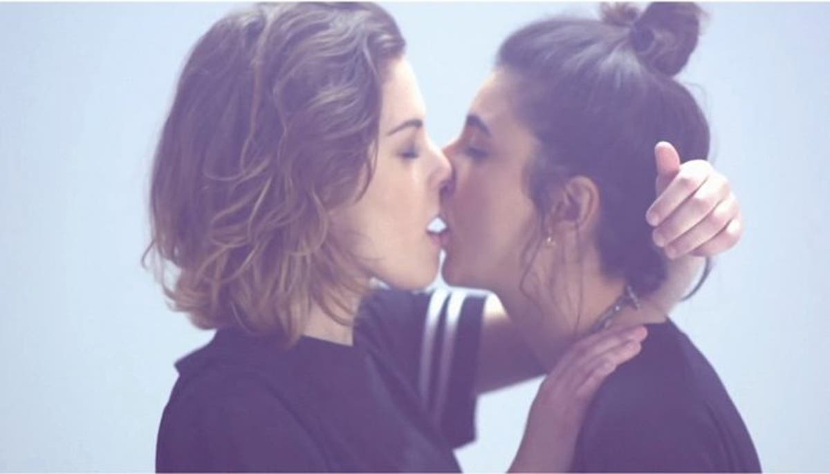 8 besos lésbicos que debes intentar - Lesbicanarias