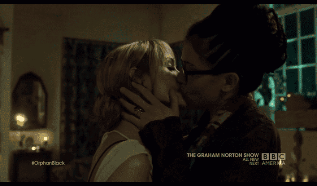 Cosima y Shay  se besan