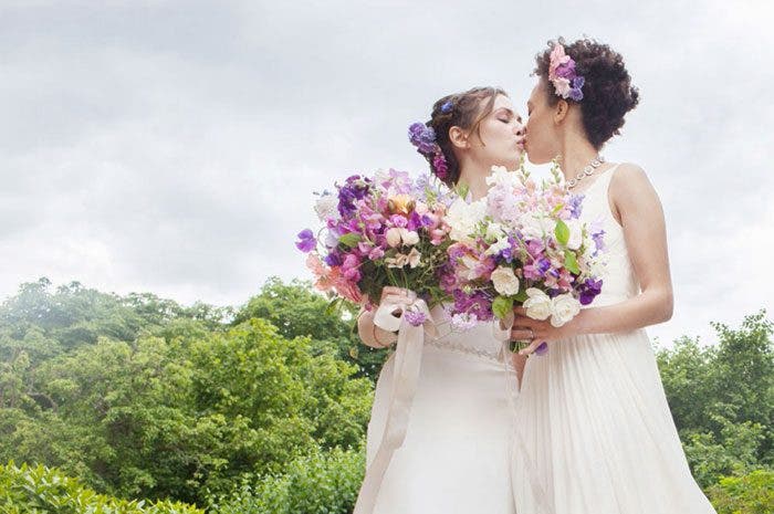 beso en boda lésbica