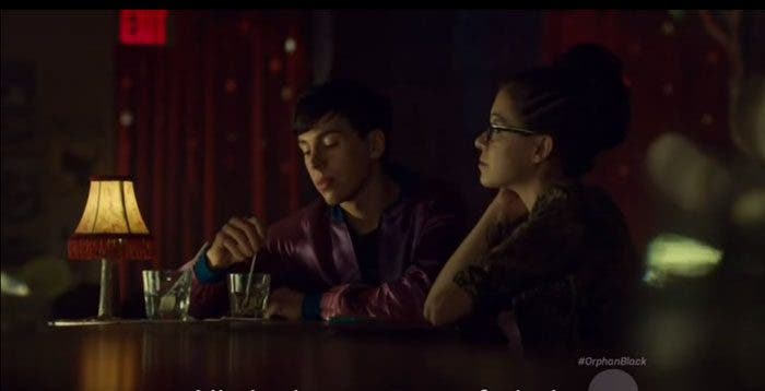 Cosima y Felix bebiendo en el bar