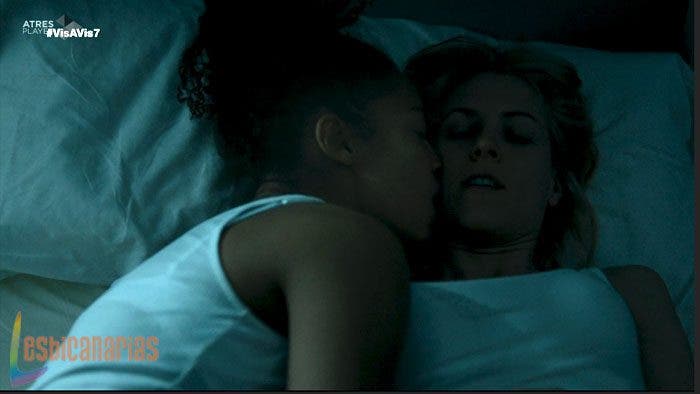 Maca y Rizos acariciandose