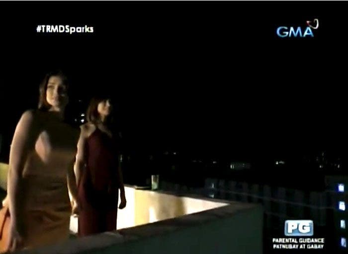 Jade-y-Althea-de-la-mano-en-la-terraza