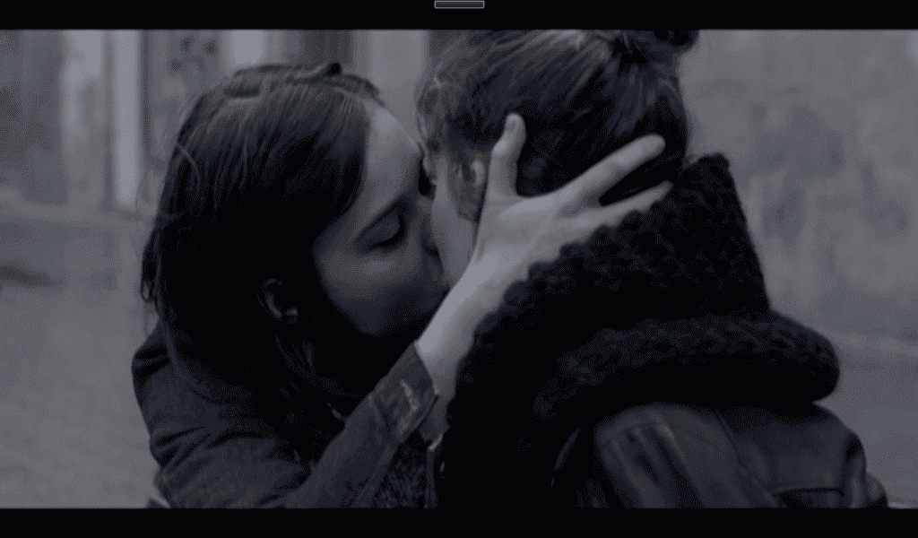 Sofia y Paula se besan en la calle