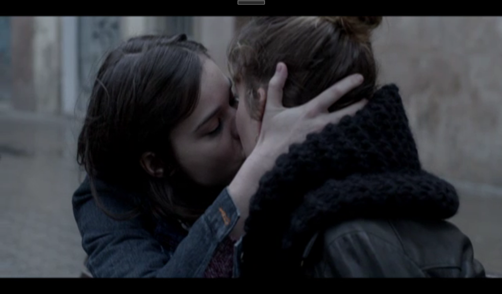 Sofia y Paula se besan en la calle