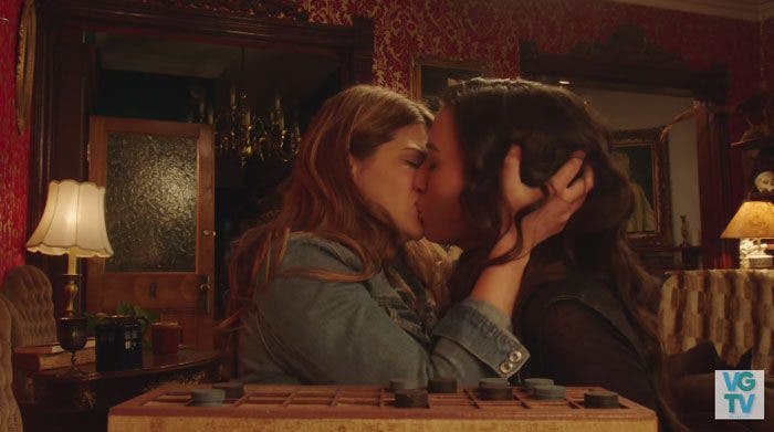 Laura y Carmilla besándose