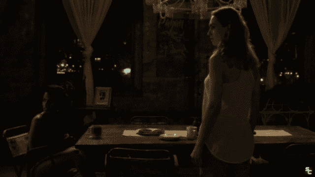 "¿Quién será a estas horas? ¿El pizzero?"