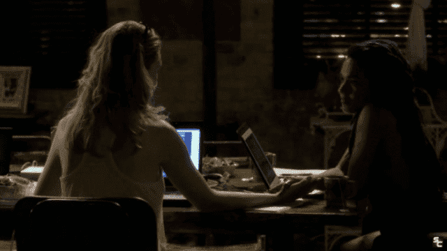 Nomi pensando "¿Qué haría yo sin ti?" Pues no lo sabemos.