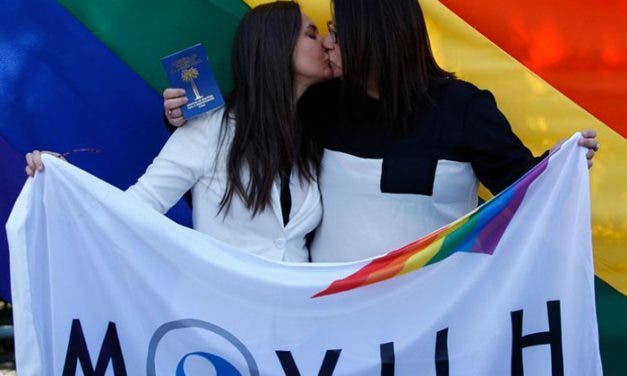 Virginia y Roxana la primera pareja lésbica en casarse en Chile