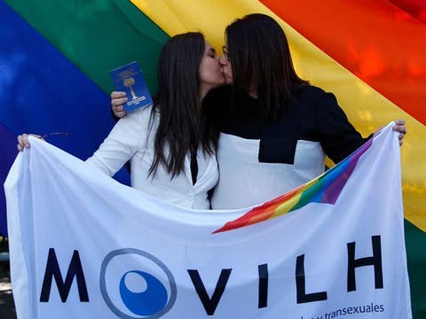 Virginia y Roxana cas&aacute;ndose en Chile