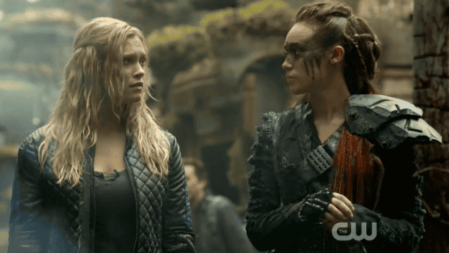 Clarke y Lexa escrutándose mutuamente el alma