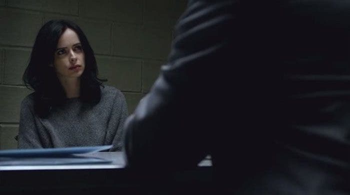 Jessica Jones en la comisaría
