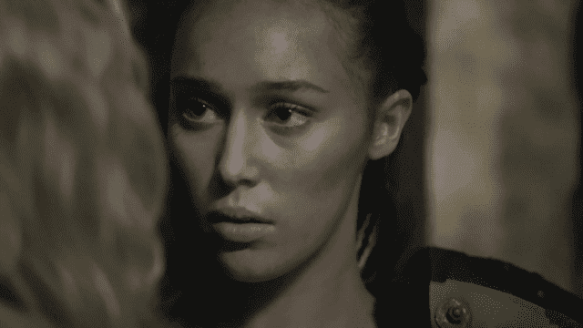 "Traga saliva, Lexa. Que no se te note".