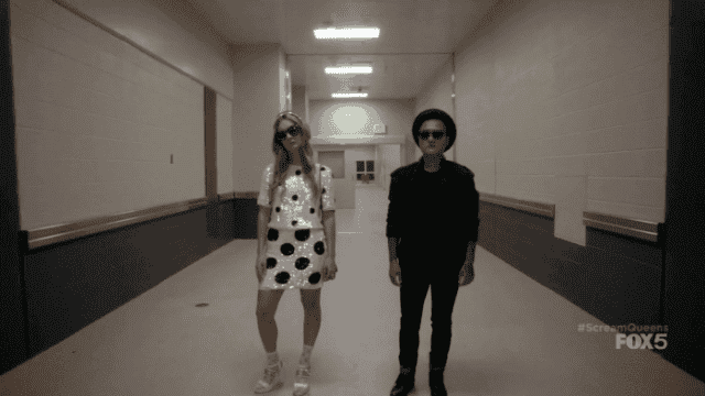 "Bad girls do it well" sonando de fondo.