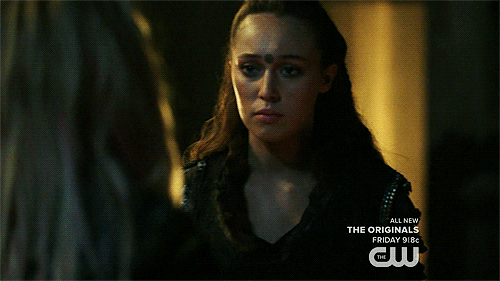 Lexa arrodill&aacute;ndose