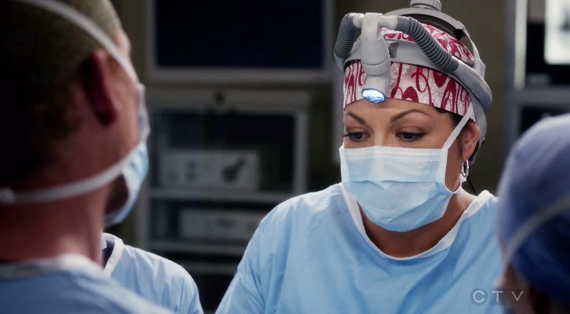 Callie-pide-ayuda-a-Meredith