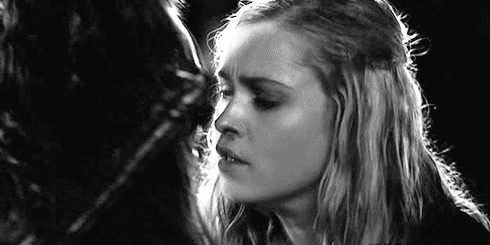 Clarke y Lexa besándose