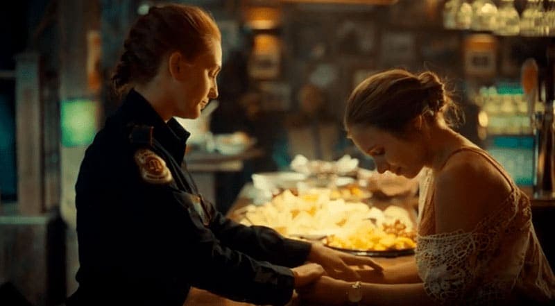 Wayhaught tomadas de las manos