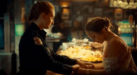 Wayhaught tomadas de las manos