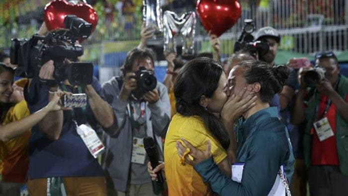 ¡Esta pareja lésbica se ha comprometido en los Juegos Olimpicos y ha sido genial!