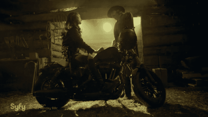 "Wynonna, ¿seguro que no prefieres montarme a mí en vez de montar esta moto?"