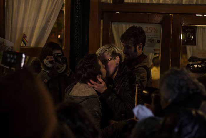 pareja lésbica besada argentina