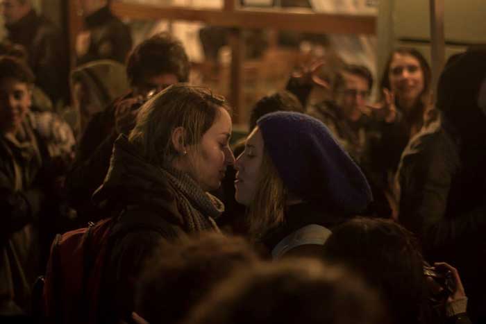 pareja besada lésbica