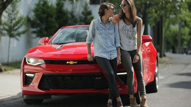 Una pareja lésbica protagoniza uno de los anuncios de Chevrolet México