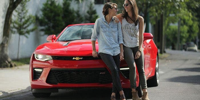 Una pareja lésbica protagoniza uno de los anuncios de Chevrolet México