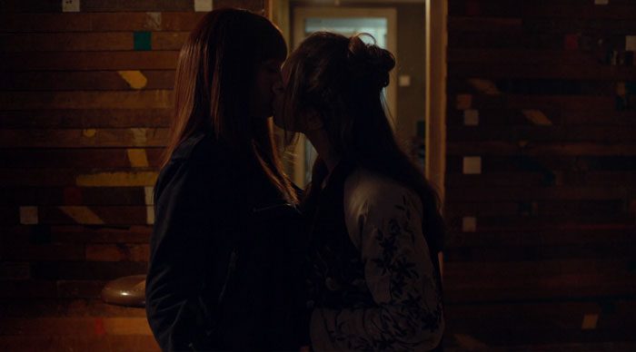 Niska y Astrid besándose