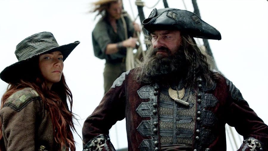 Anne Bonny hablando con Barba Negra