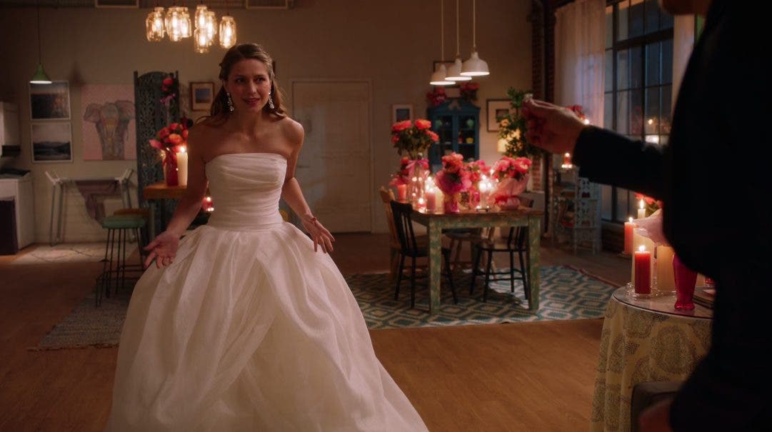 Kara vestidad de novia en Supergirl