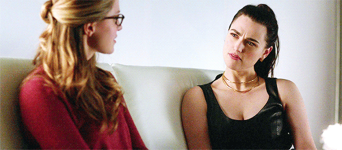 Kara y Lena flirteando
