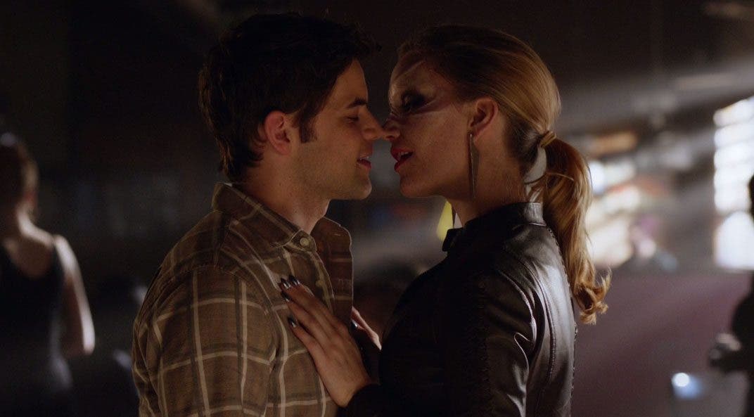 Winn y Lyra besándose