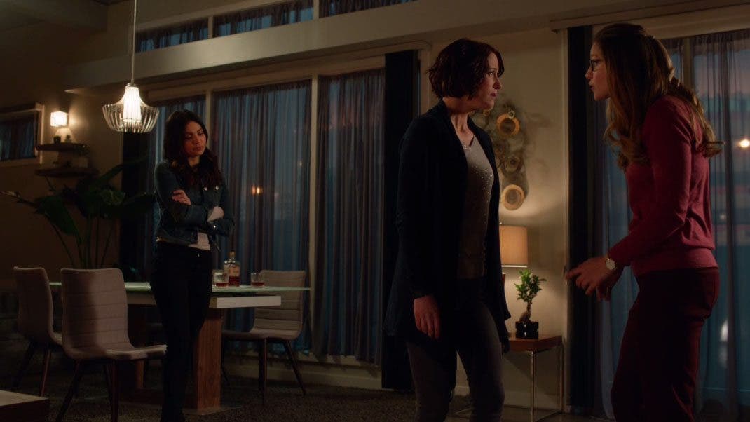 Alex, Kara y Maggie en el departamento