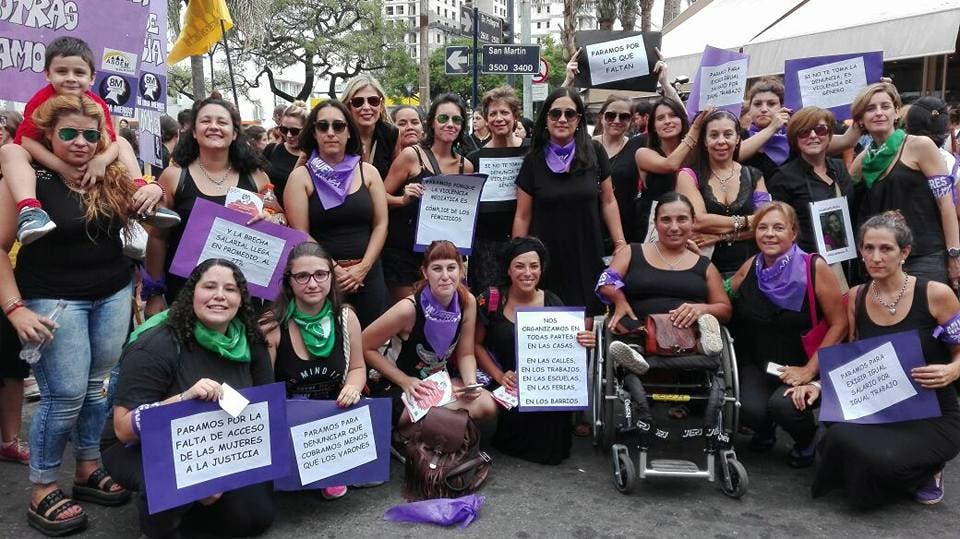 Mujeres marchando manifestaci&oacute;n argentina
