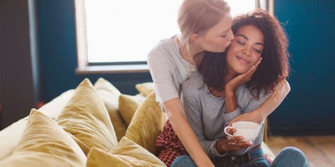Pareja lésbica en el sillón