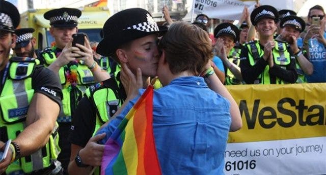 Mira a esta chica pedirle matrimonio a su novia en el Orgullo LGBT de Londres