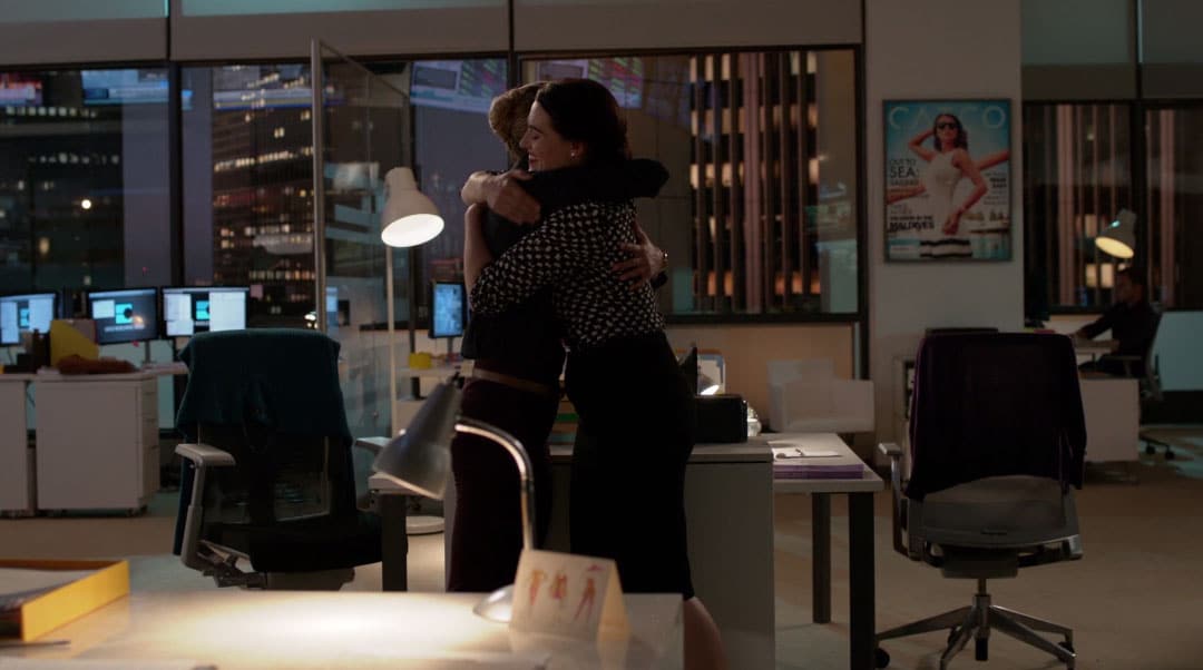 Lena y Kara abrazándose