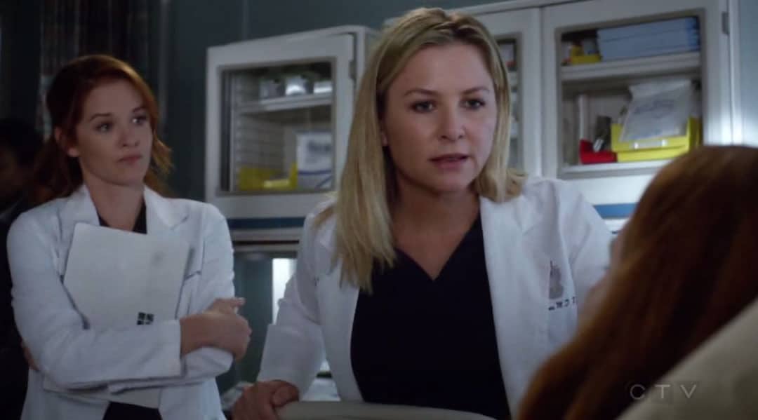 Arizona regañando a la paciente