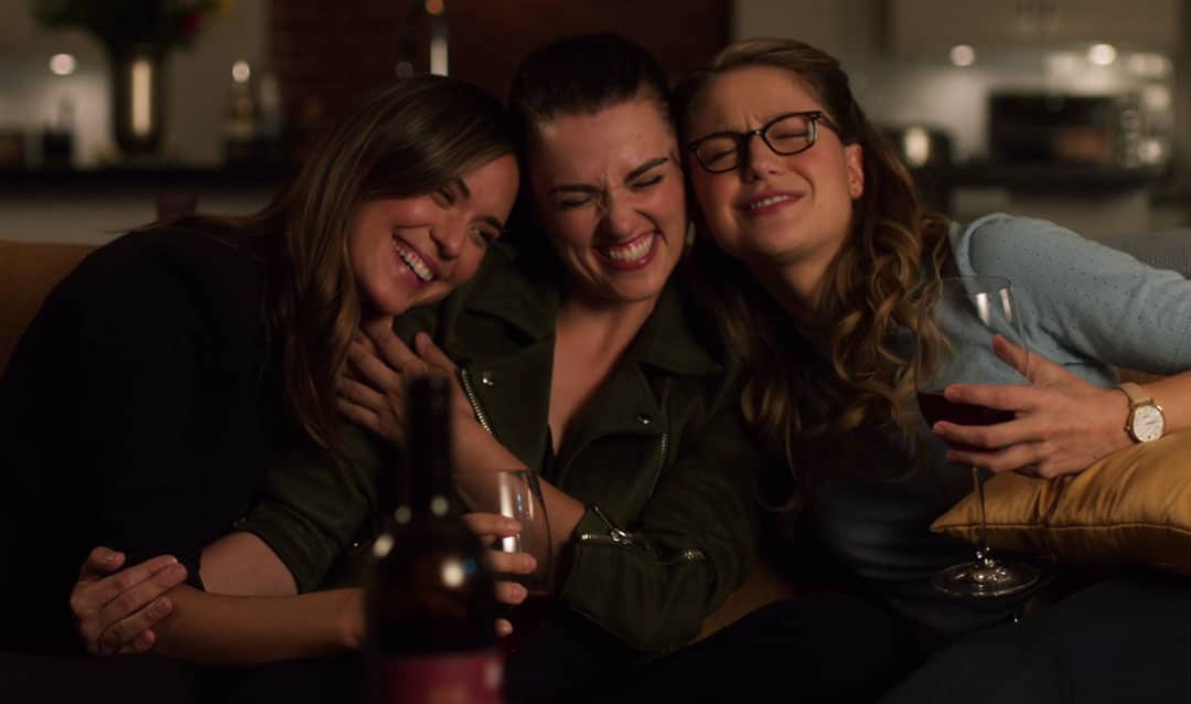 Lena, Sam y Kara abrazadas