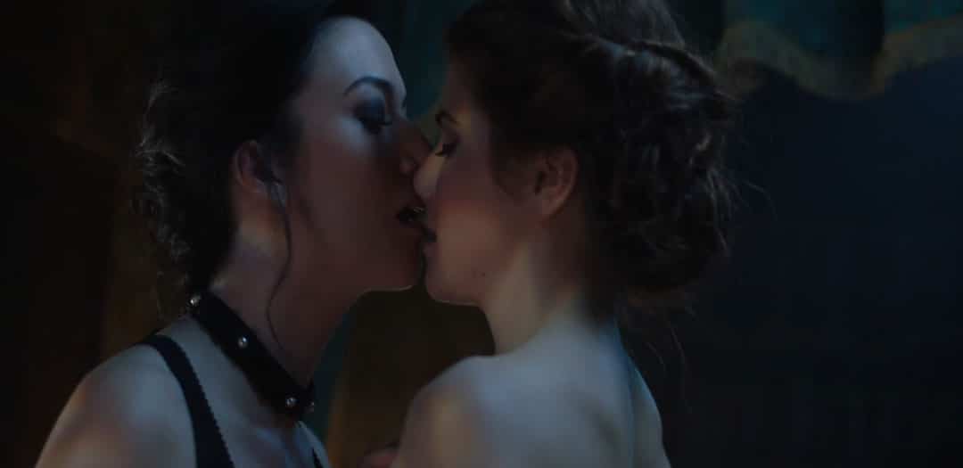 Carmilla y Laura besándose
