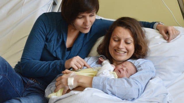 Primer bebé del 2018 tiene familia lesbicanaria