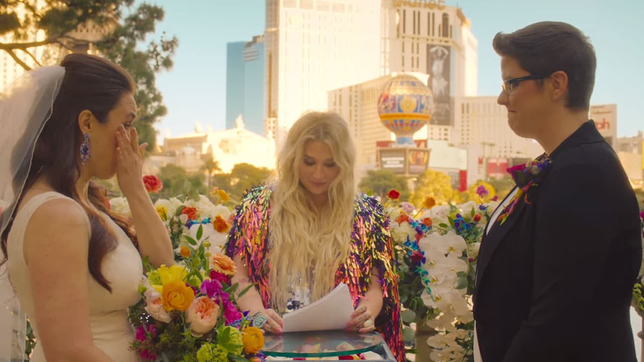 Kesha casó una pareja lésbica en su nuevo vídeo clip: “I Need A Woman To Love”
