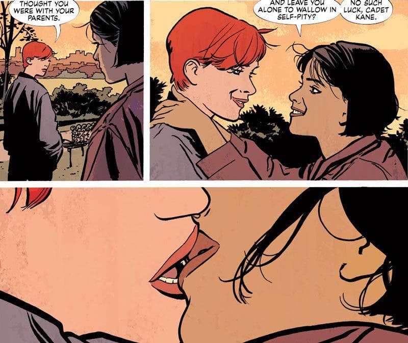 Kate Kane y Sophie Moore besándose