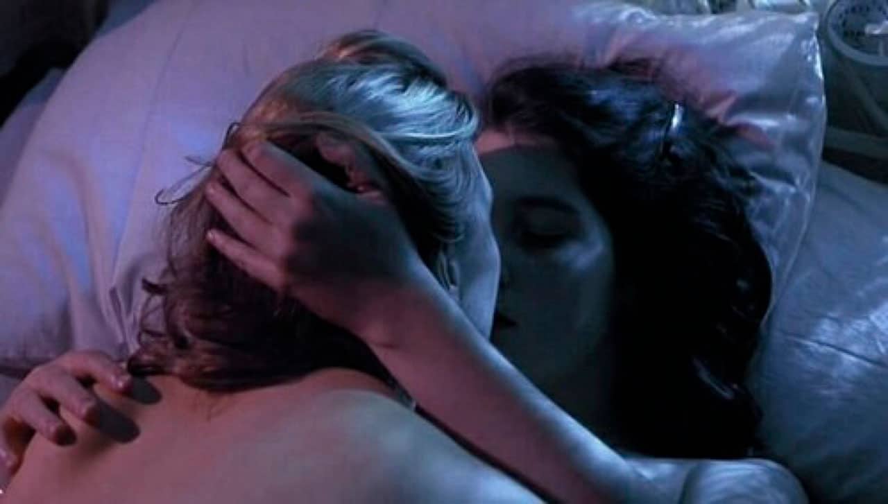 pareja lésbica en la cama