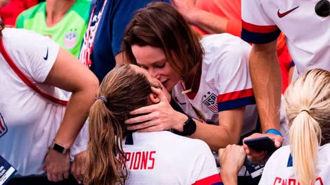 Kelley O&rsquo;Hara beso l&eacute;sbico