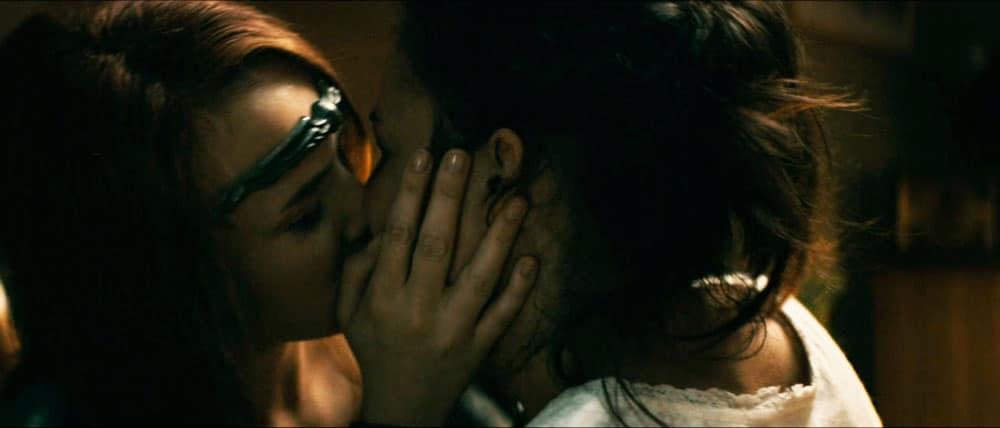 Maeve y Elena besándose