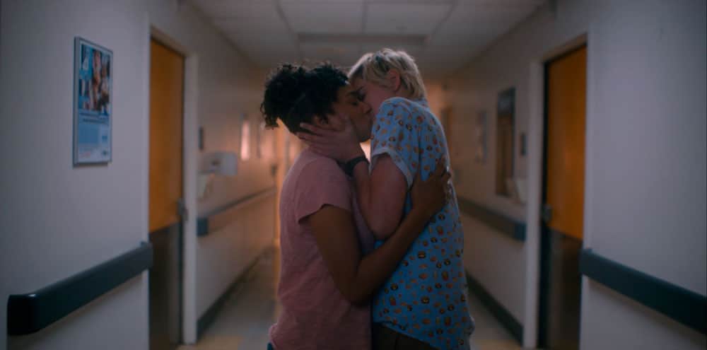 Finley y Sophie besándose en el pasillo