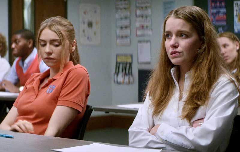 Sterling y April mirándose